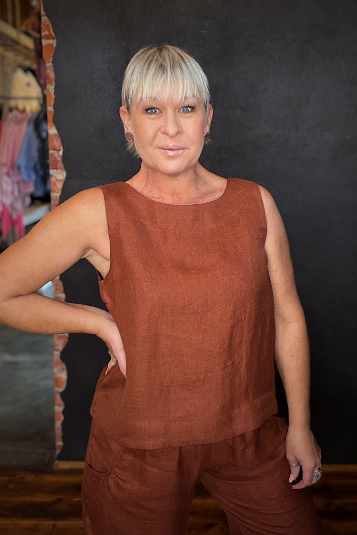 EVA’S SUNDAY ELLIS SHELL TOP - BRICK
