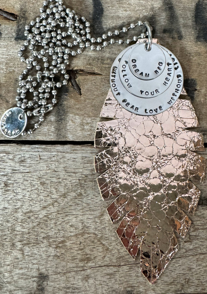 MICKELLOO FEATHER & CHARMS NECKLACE  - REPTILE ROSE GOLD