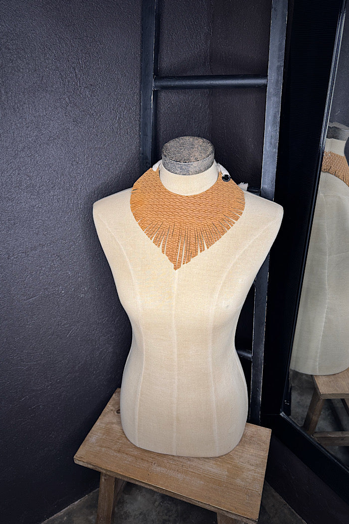 MICKELLOO “WAGTAIL” NECKLACE - TEXTURED TAN