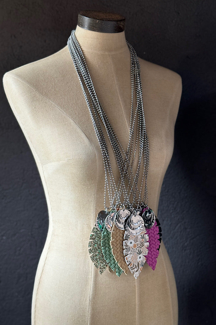 MICKELLOO FEATHER & CHARMS NECKLACE  - SAGE HERRINGBONE