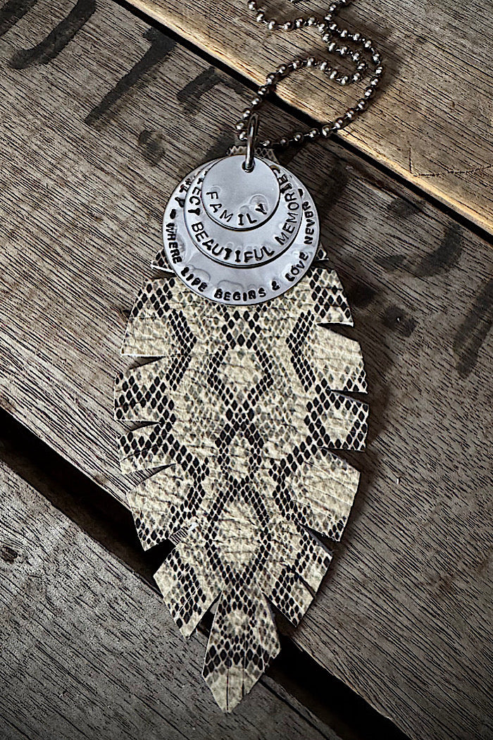 MICKELLOO FEATHER & CHARMS NECKLACE  - SNAKE - FAMILY