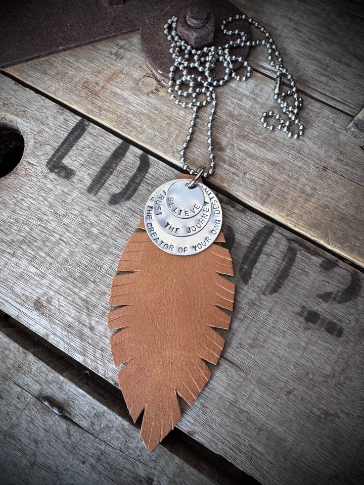 MICKELLOO FEATHER & CHARMS NECKLACE  - TAN - BELIEVE