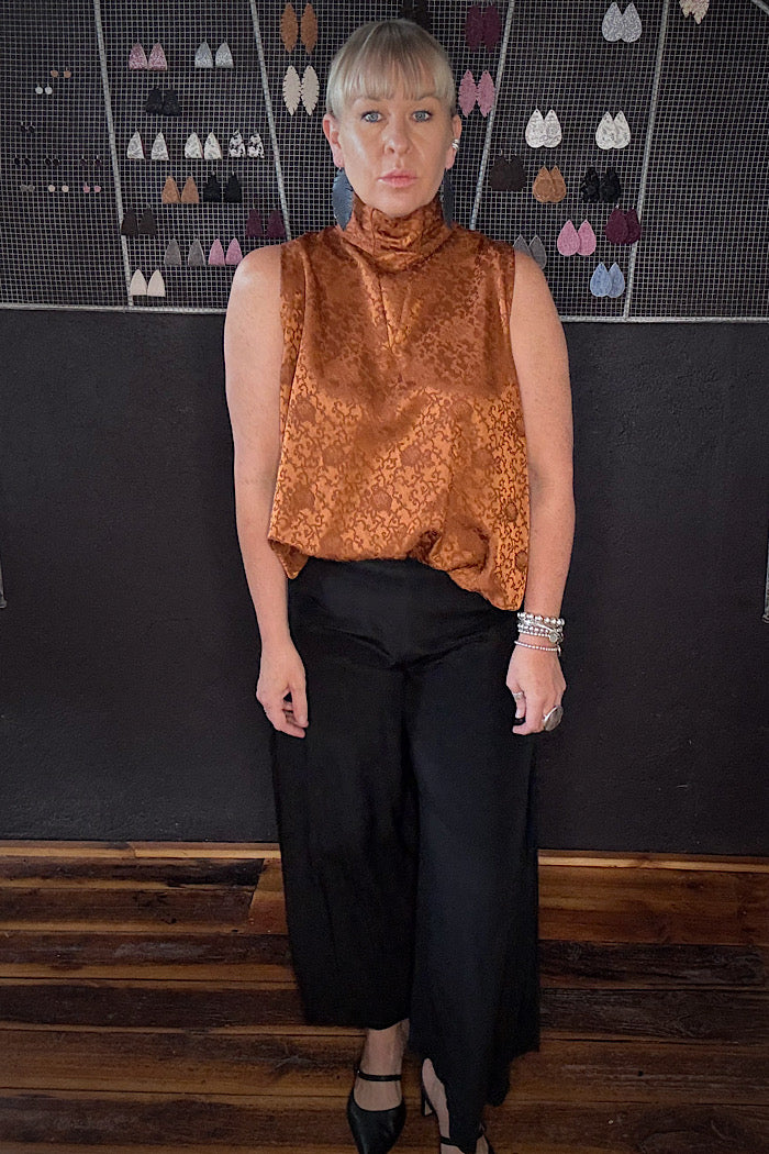 M.A. DAINTY JAMIE SLEEVELESS TOP - RUST