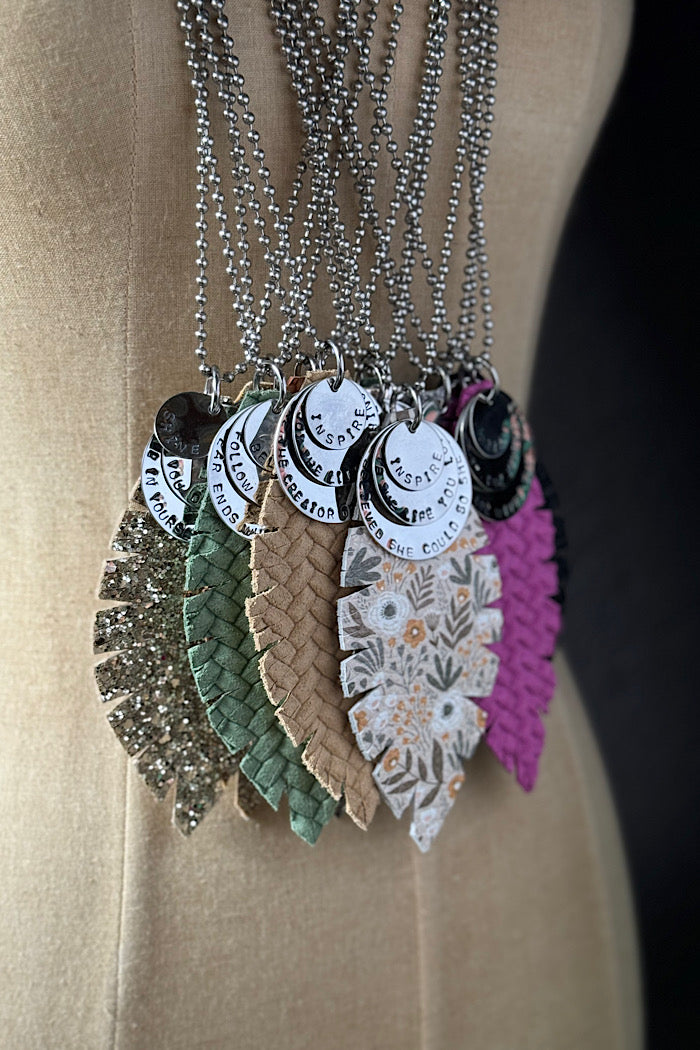 MICKELLOO FEATHER & CHARMS NECKLACE  - COTTAGE GARDEN