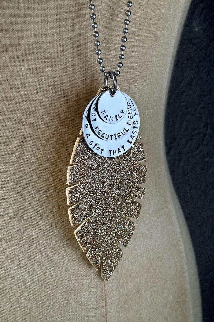 MICKELLOO FEATHER & CHARMS NECKLACE  - FINE GOLD GLITTER