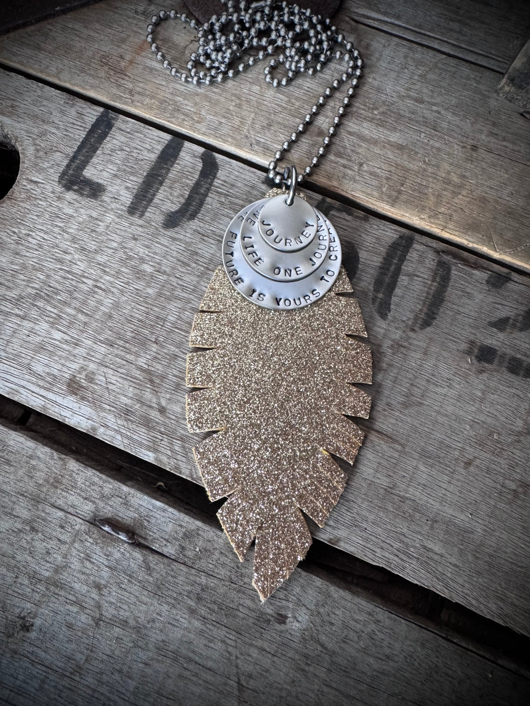 MICKELLOO FEATHER & CHARMS NECKLACE  - FINE GOLD SHIMMER