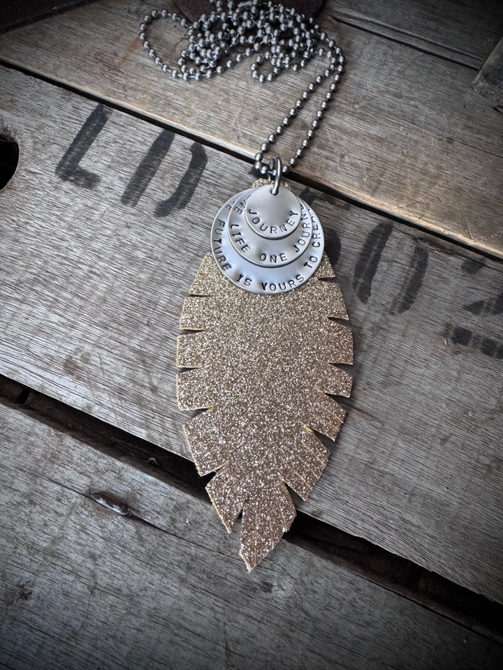 MICKELLOO FEATHER & CHARMS NECKLACE  - FINE GOLD SHIMMER