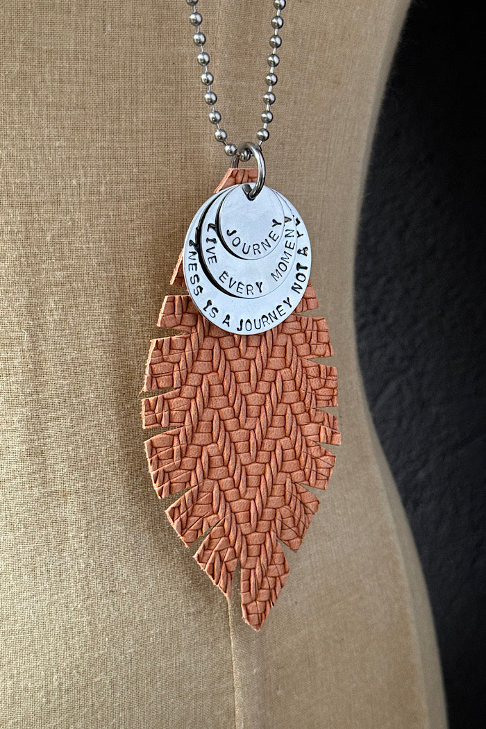MICKELLOO FEATHER & CHARMS NECKLACE  - CARAMEL WOVEN