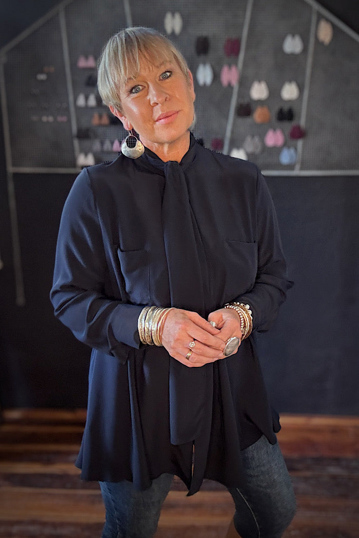 M.A. DAINTY - RAFFLES SILK BLOUSE - DARK NAVY