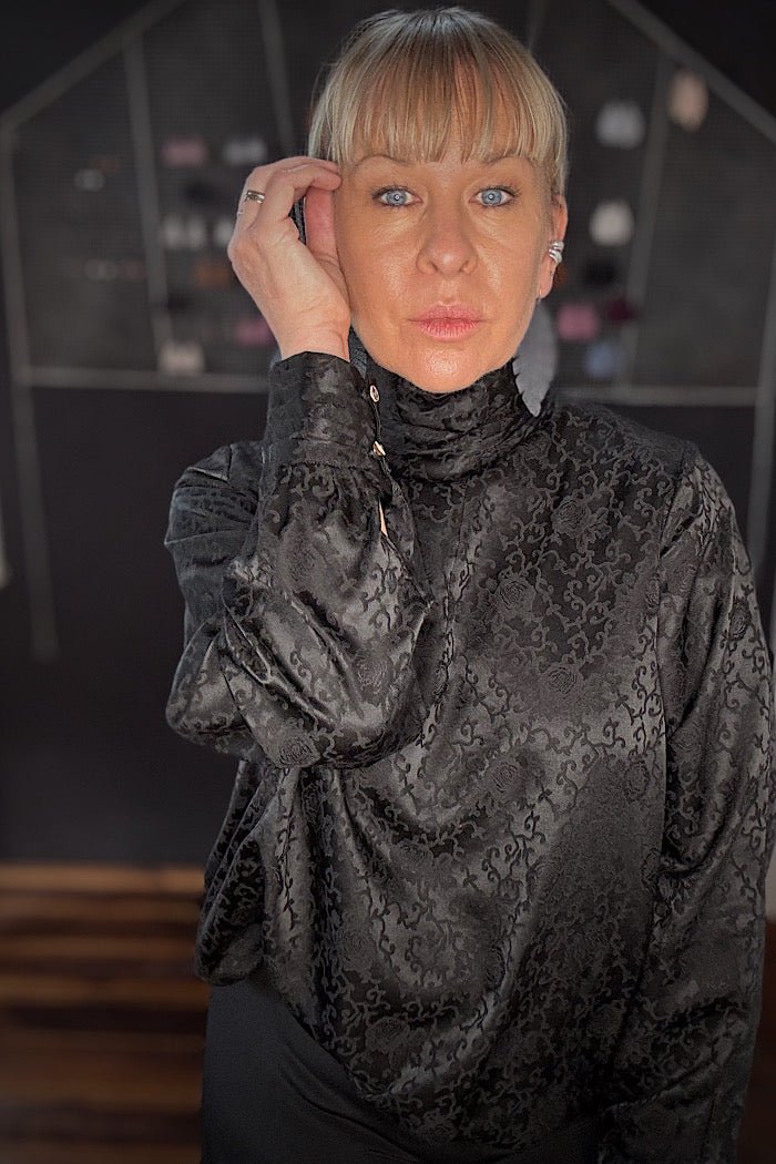 M.A. DAINTY JAMIE LONGSLEEVED TOP - BLACK
