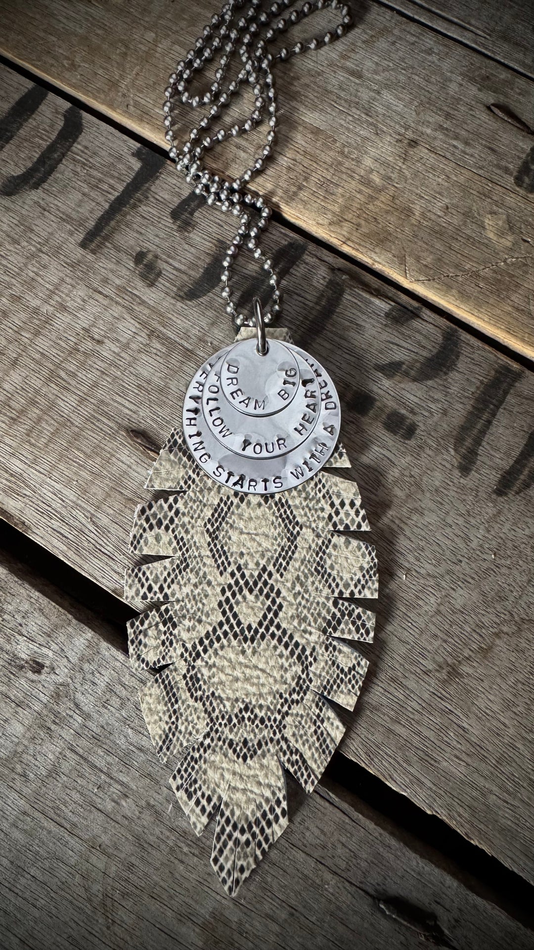 MICKELLOO FEATHER & CHARMS NECKLACE  - SNAKE - DREAM BIG