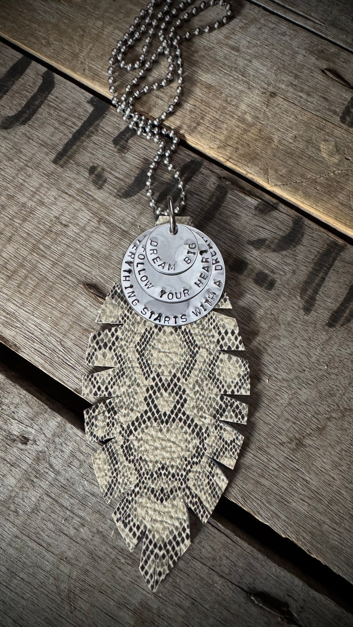 MICKELLOO FEATHER & CHARMS NECKLACE  - SNAKE - DREAM BIG