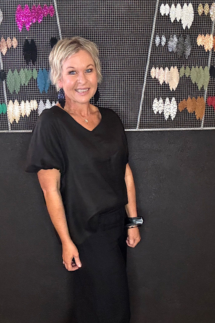 V NECK BISHOP SLEEVE TOP - BLACK