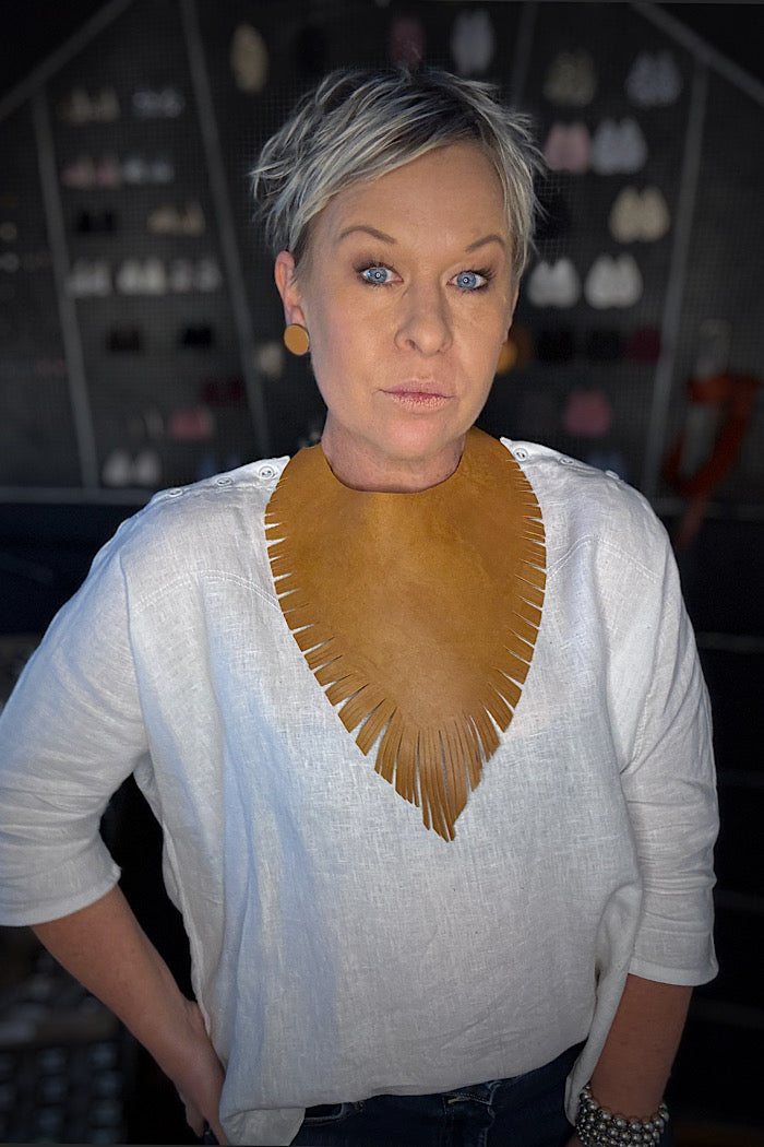 MICKELLOO “RUFFLED FEATHERS” NECKLACE - MAPLE HIDE