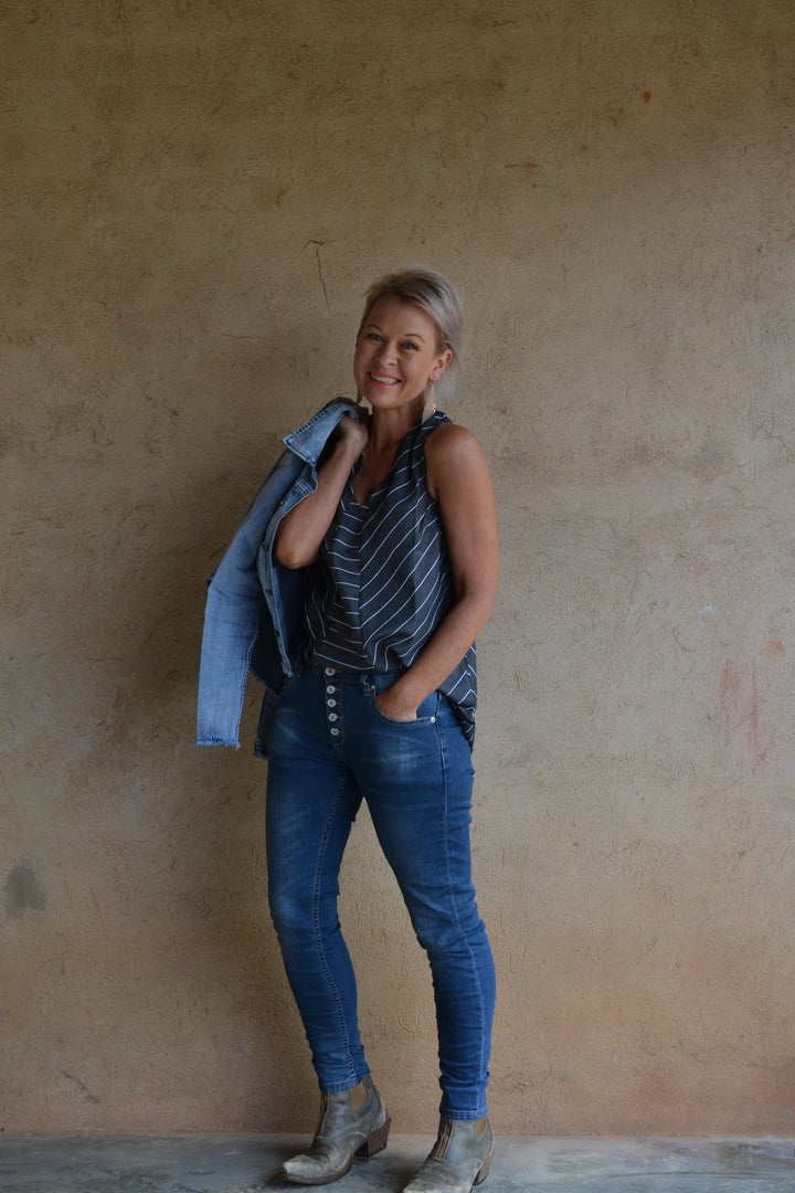 FRAYED CROPPED DENIM JACKET - LIGHT BLUE