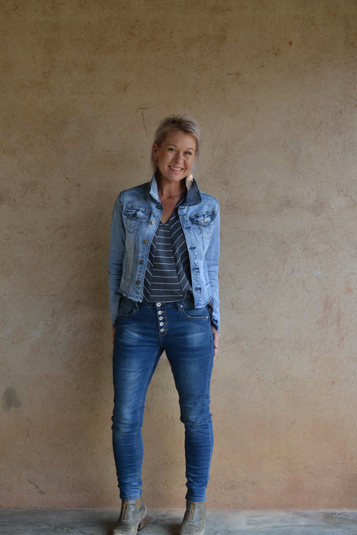 FRAYED CROPPED DENIM JACKET - LIGHT BLUE