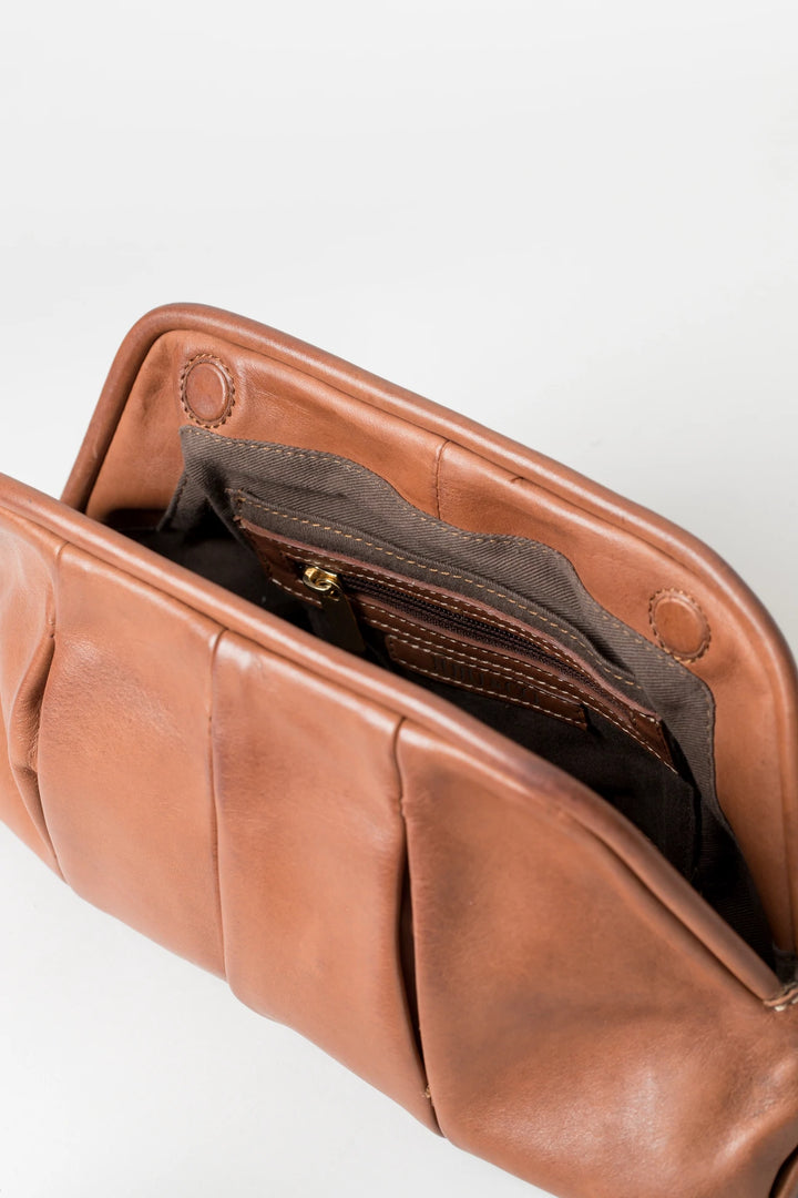 JUJU PLEATED CLUTCH - COGNAC